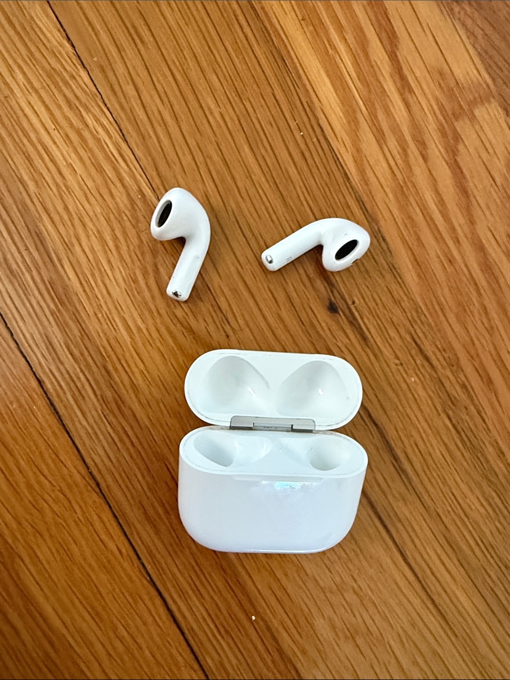 Apple AirPod 4 Wireless True Bluetooth Earbuds in White with Charging Case